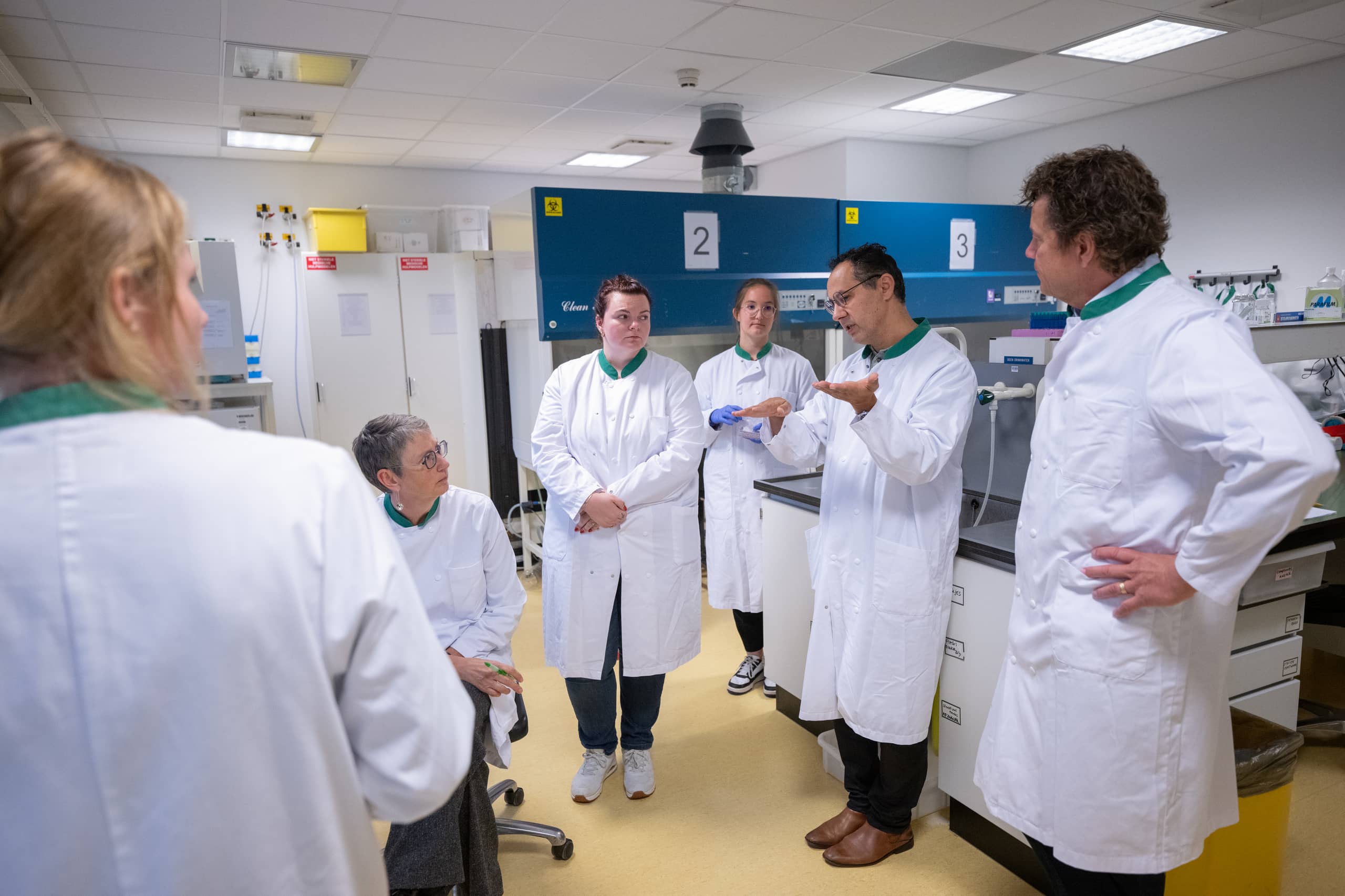 bezoekers in het lab van dr. Abdoel el Ghalbzouri