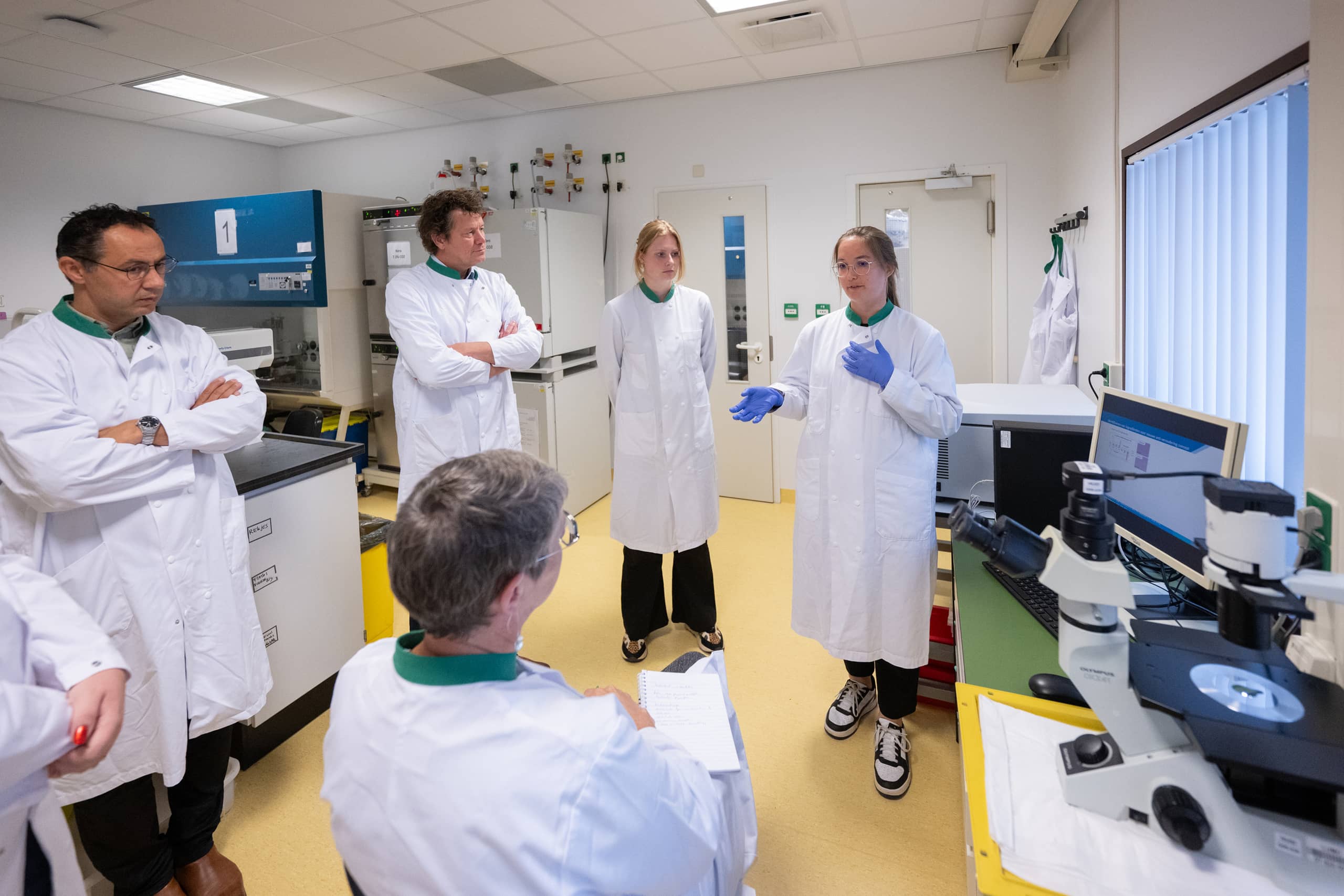 Alesha Louis (PhD) vertelt in het lab over haar onderzoek naar huidverouderingveroudering