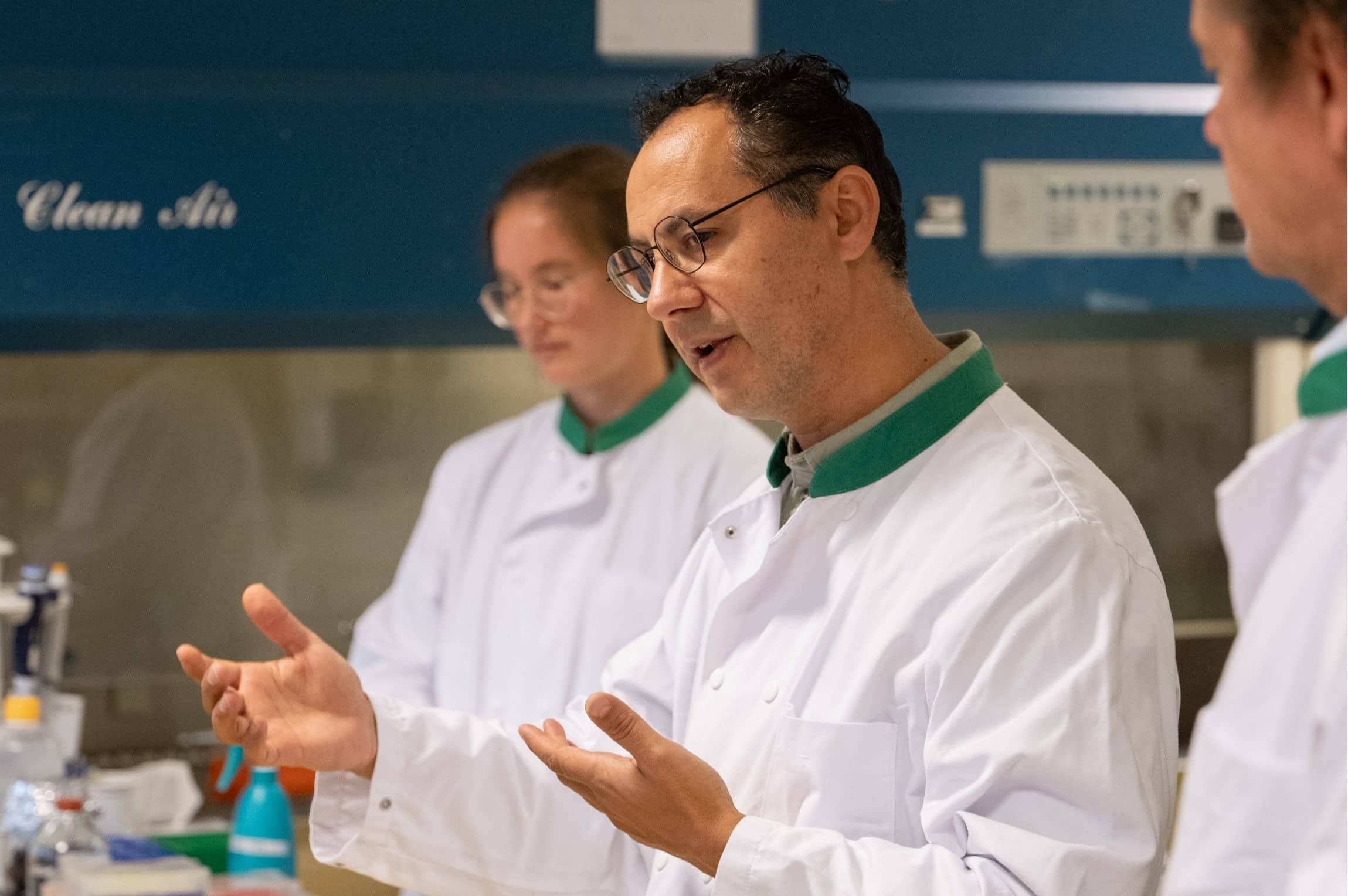 Dr. Abdoel el Ghalbzouri met bezoekers in zijn lab van het LUMC