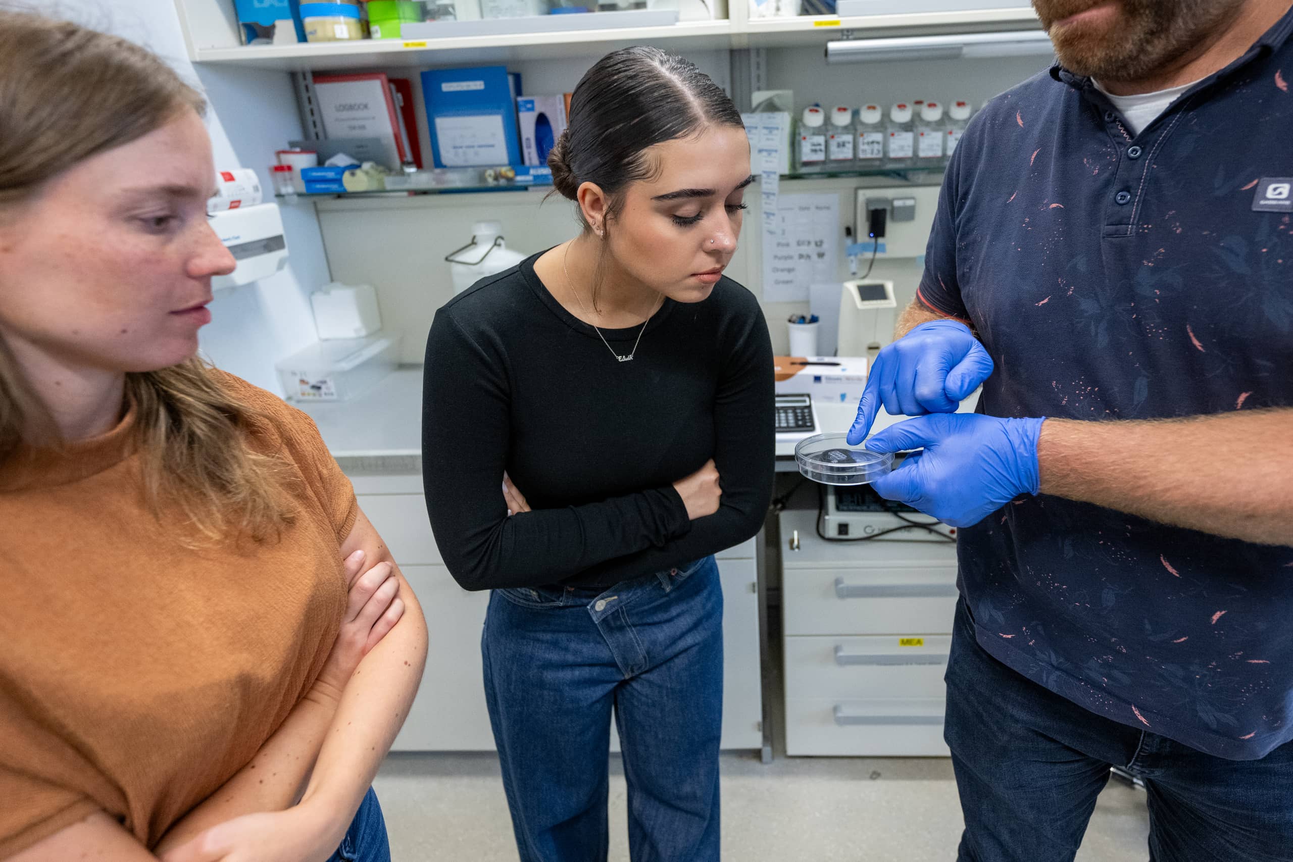 Ronald Buijsen laat 3D-hersenmodel zien aan bezoekers lab