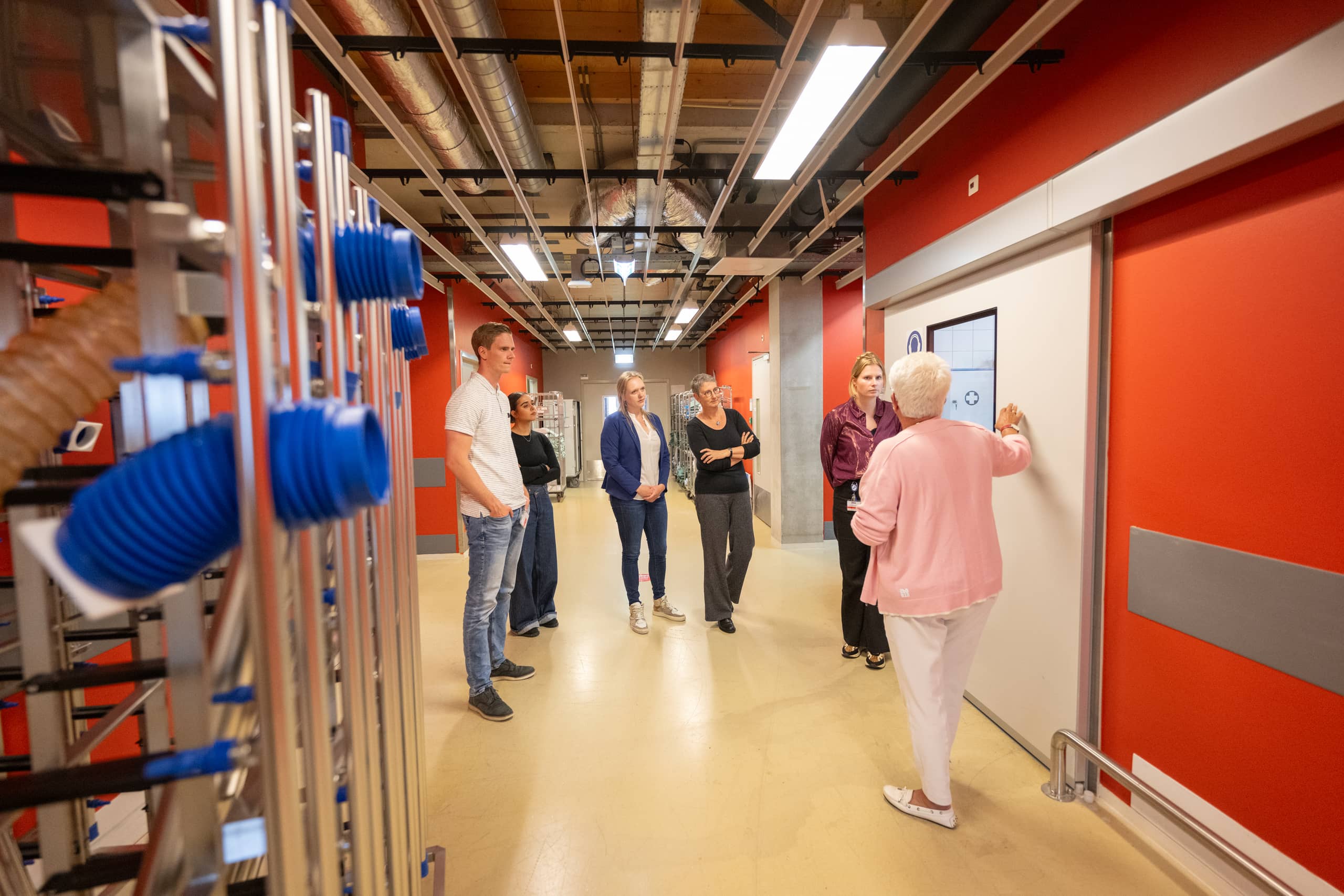 Tineke Coenen leidt bezoekers rond in Proefdiercentrum LUMC