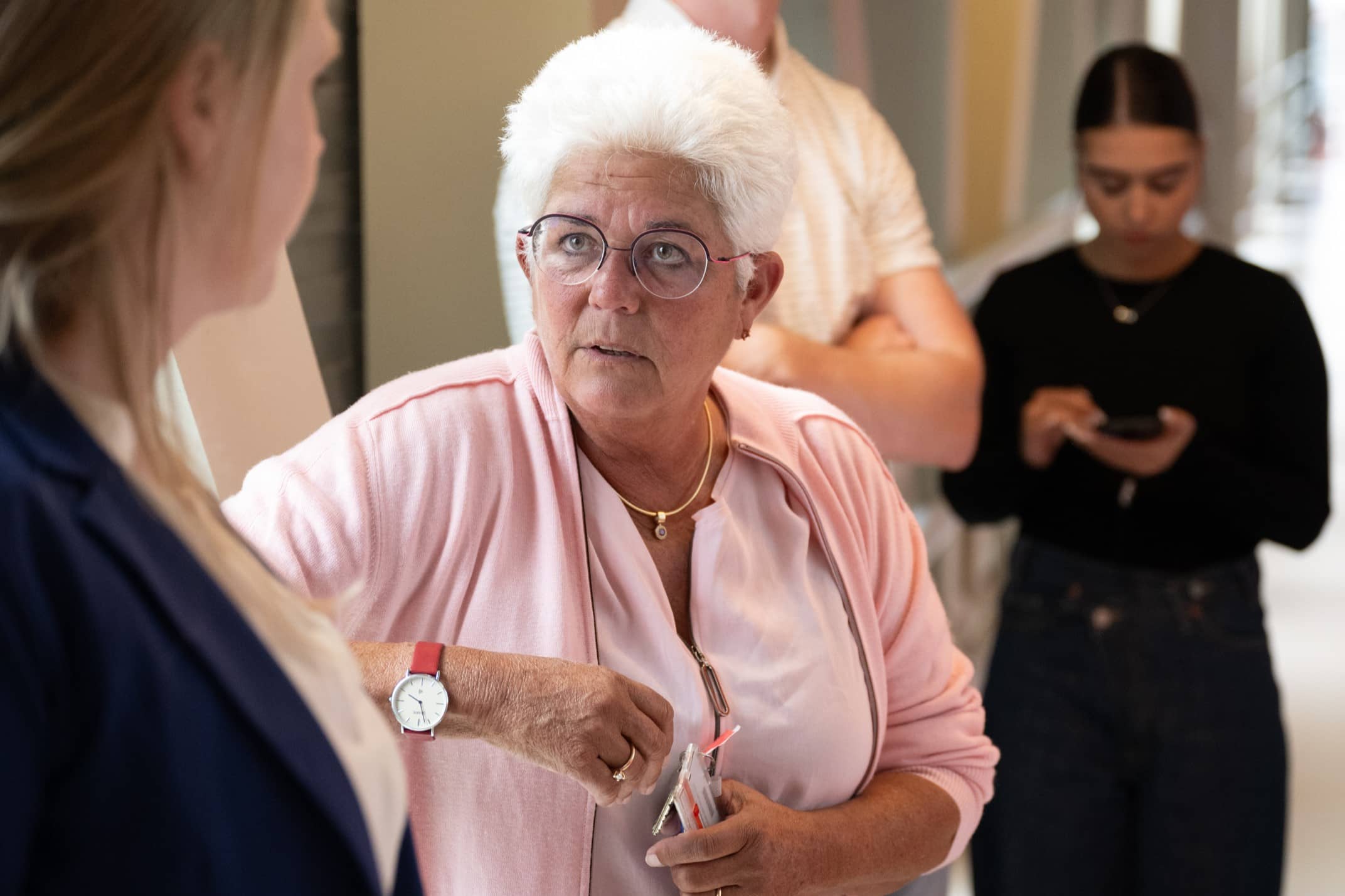 Tineke Coenen in gesprek met bezoeker tijdens bezoek proefdiercentrum LUMC