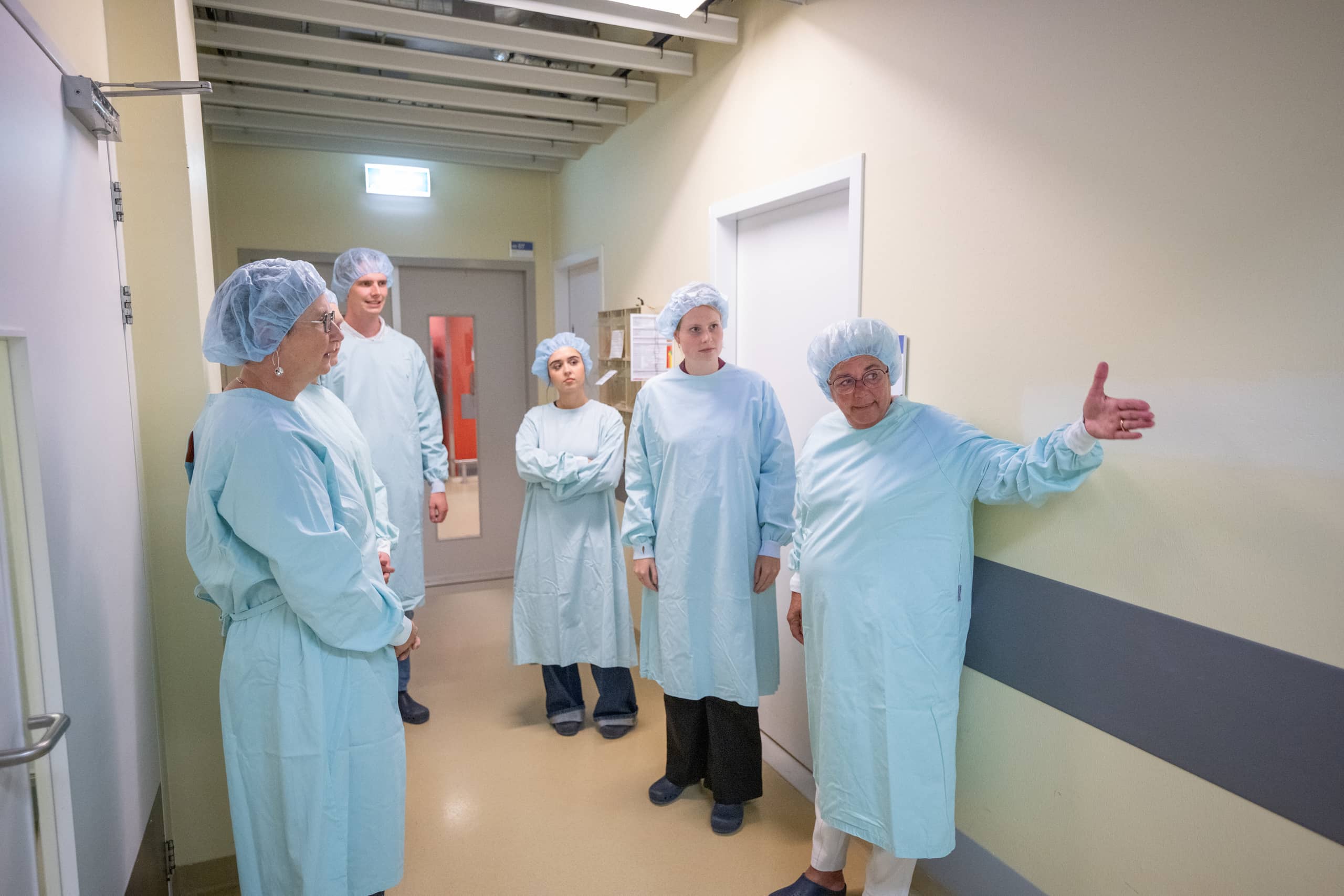 Tineke Coenen leidt bezoekers rond in Proefdiercentrum LUMC