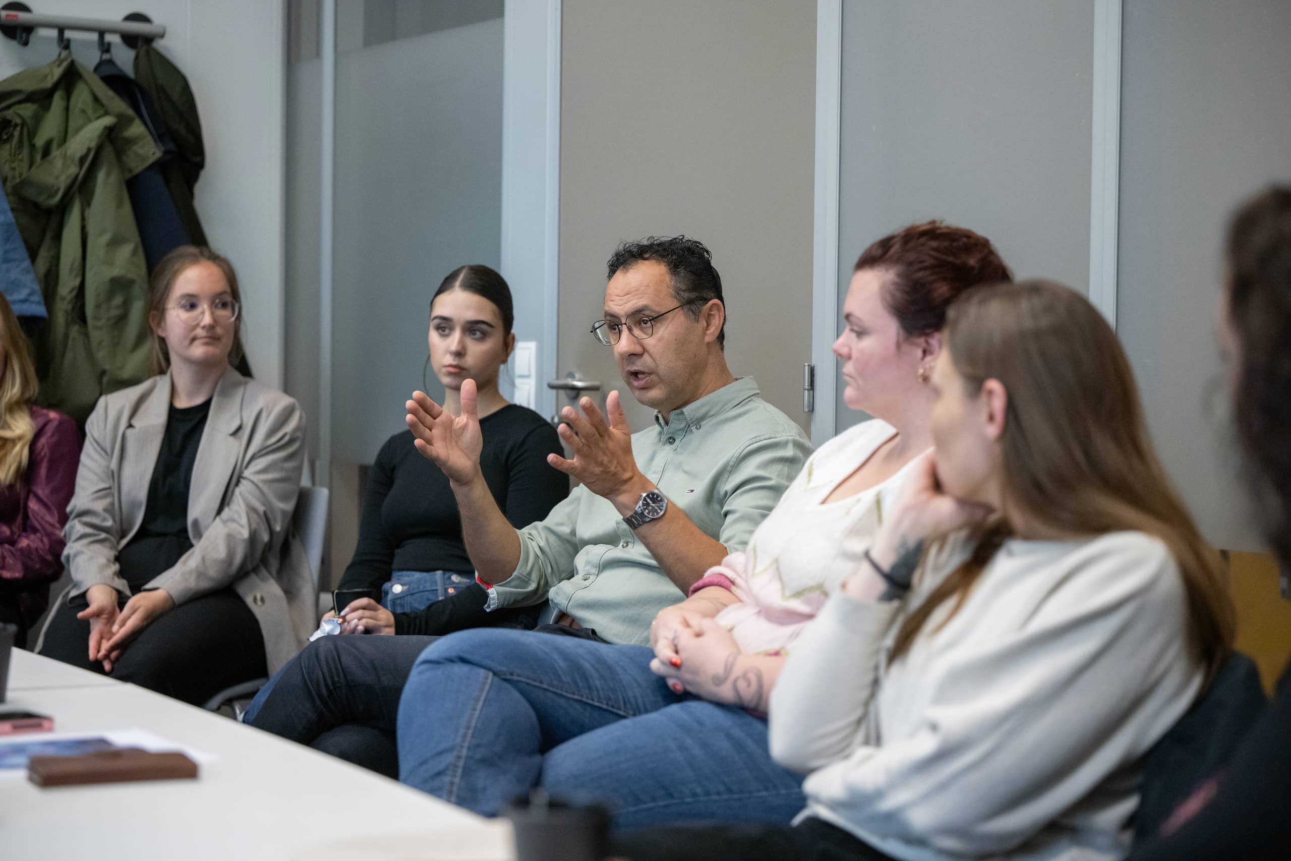 deelnemers TPI Labtour in gesprek met onderzoekers