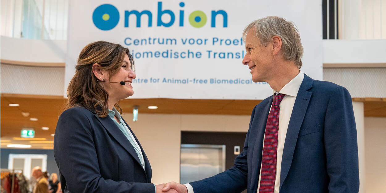 Daniela Salvatori, wetenschappelijk directeur ad interim van Ombion en Marten van den Berg, directeur-generaal Agro van Landbouw, Visserij, Voedselzekerheid en Natuur schudden elkaar de hand bij de opening van Ombion.