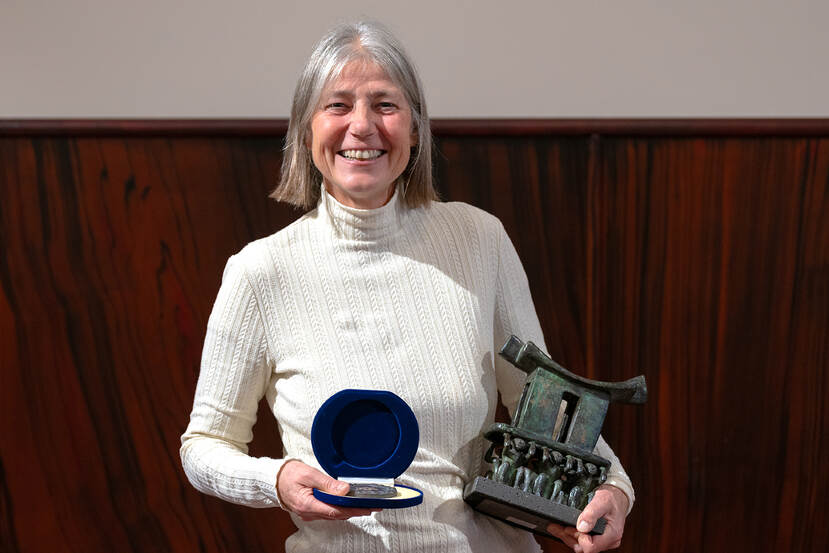 Sue Gibbs met prijs