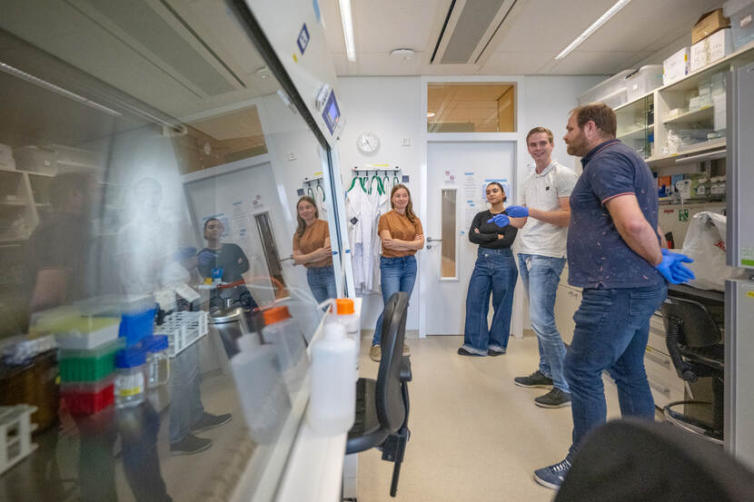 Bezoekers in het hersenlab van Ronald Buijsen van het LUMC