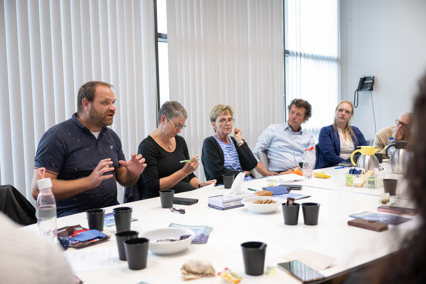 deelnemers TPI Labtour in gesprek met onderzoekers