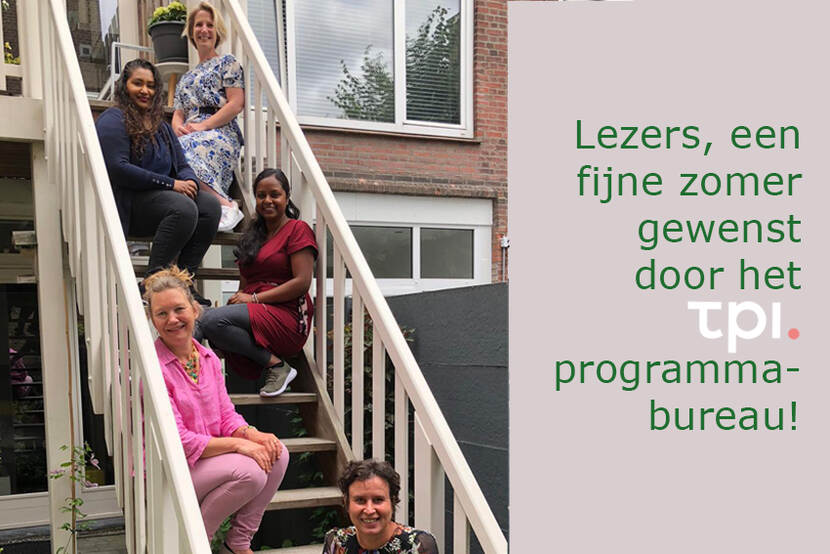 zomergroet tpi programmabureau medewerkers zittend op een trap