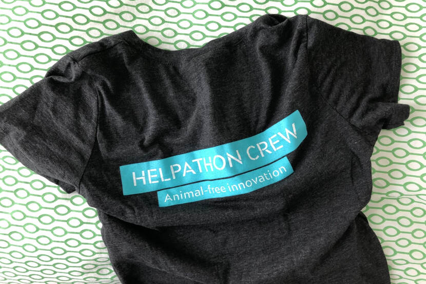 Zwart t-shirt bedrukt met de de tekst: 'Helpathon Crew animal-free innovation'