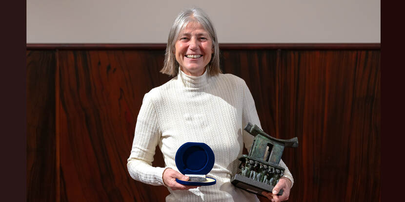 Foto Sue Gibbs met prijs